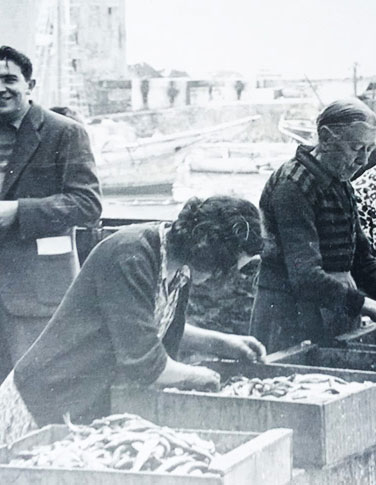 Foto storica a Camogli con la pulizia delle acciughe